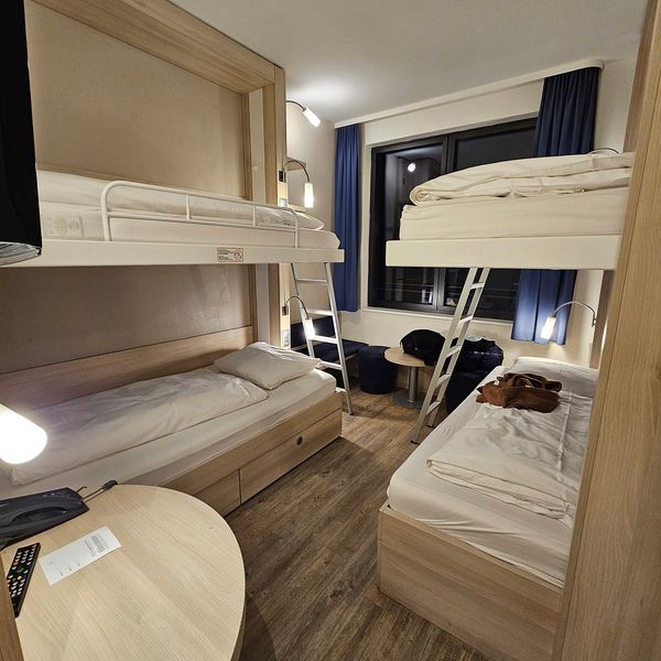 1 bed in a 4 bed apartmentroom in an apartmenthousein Berlin close to S-Bahn with en-suite bathroom